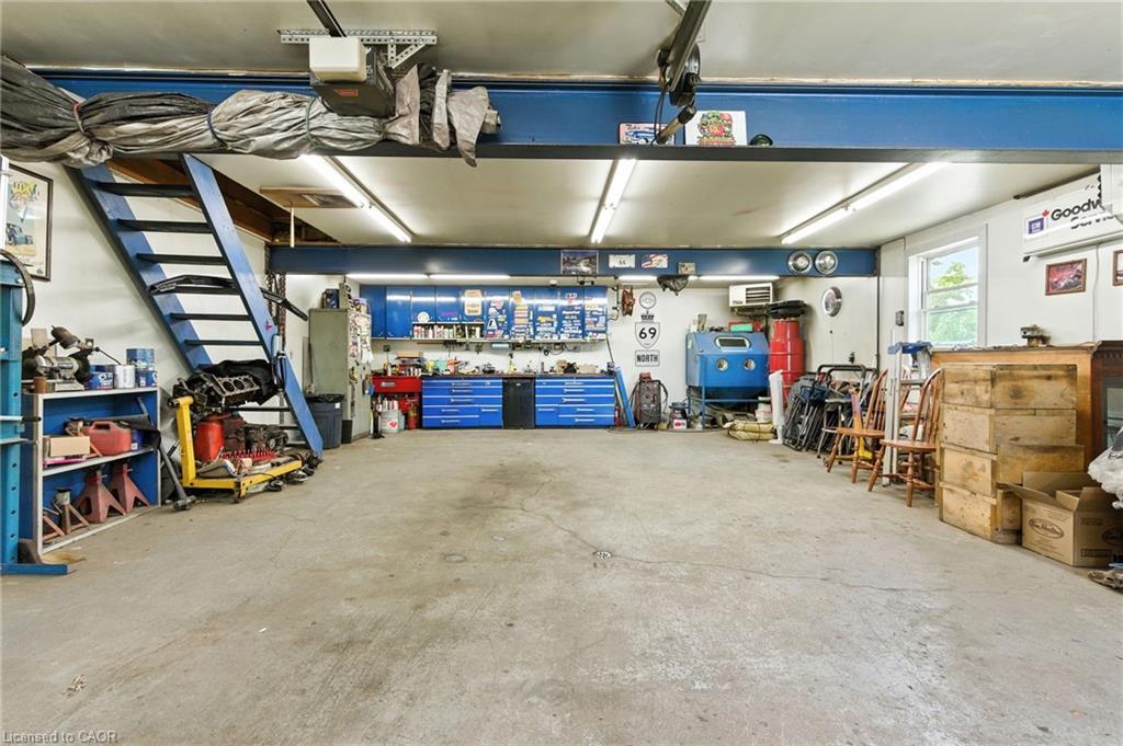 908 Highway 8, Hamilton, ON - Indoor Photo Showing Garage