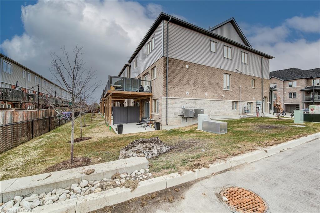 35-205 West Oak Trail, Kitchener, ON - Outdoor