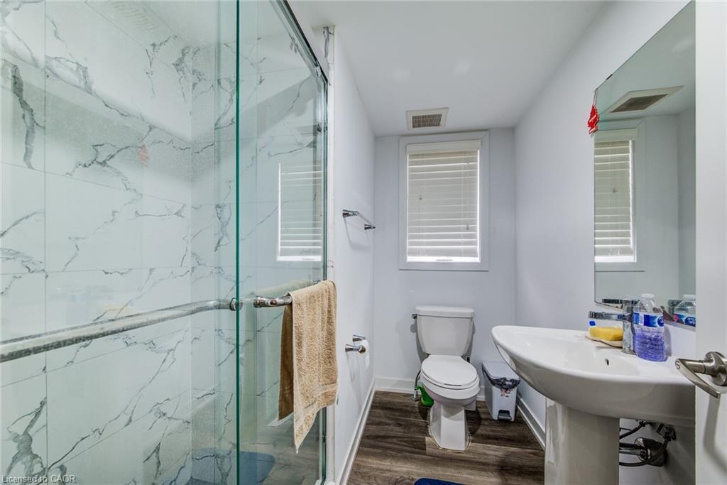 35-205 West Oak Trail, Kitchener, ON - Indoor Photo Showing Bathroom