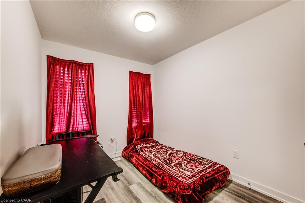 35-205 West Oak Trail, Kitchener, ON - Indoor Photo Showing Bedroom