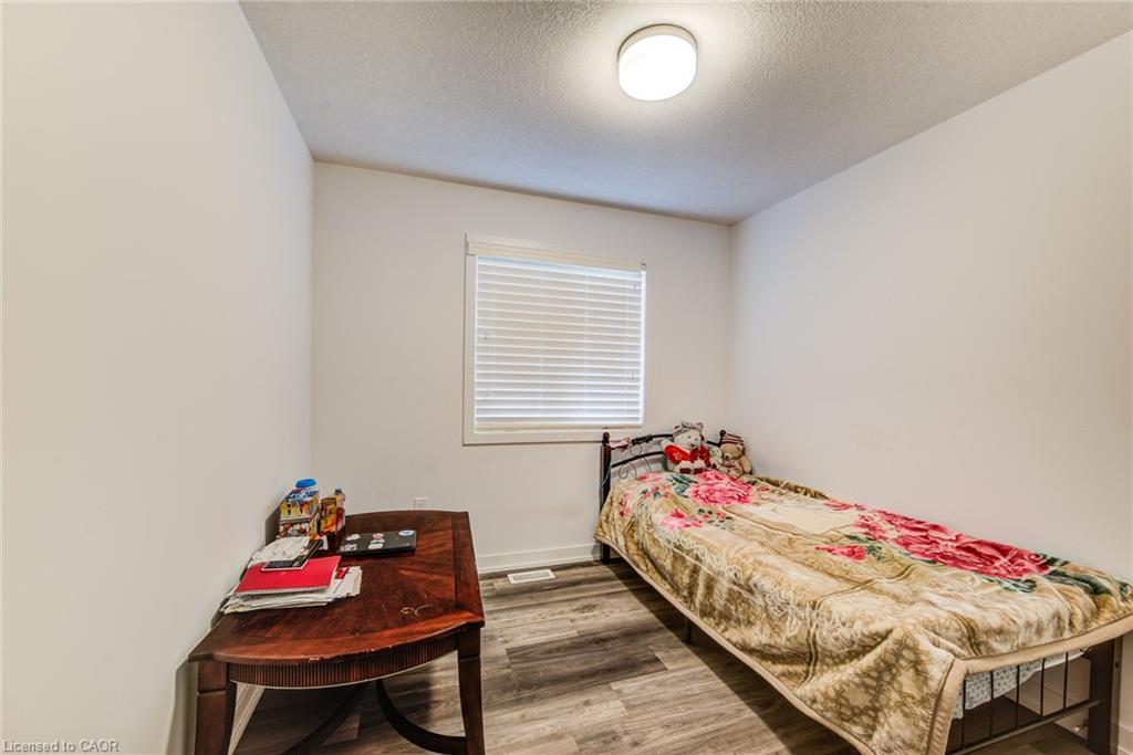 35-205 West Oak Trail, Kitchener, ON - Indoor Photo Showing Bedroom