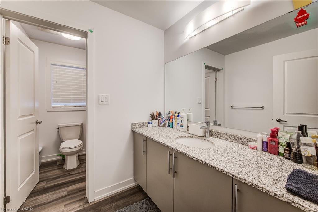 35-205 West Oak Trail, Kitchener, ON - Indoor Photo Showing Bathroom