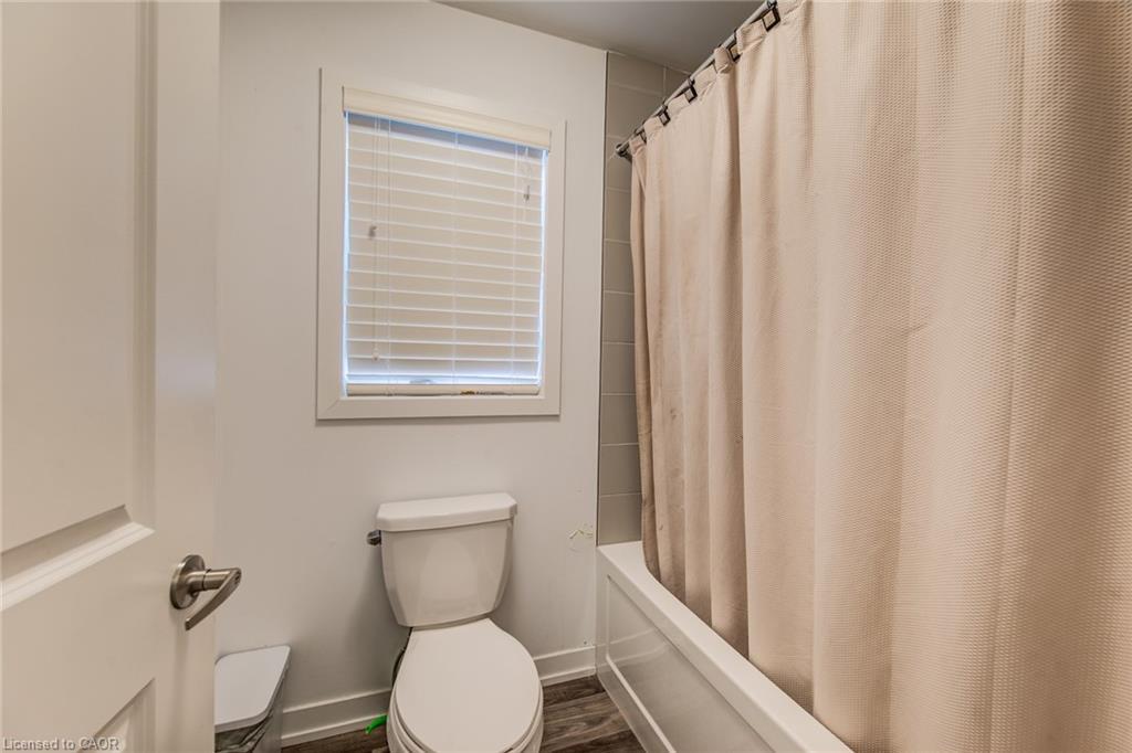35-205 West Oak Trail, Kitchener, ON - Indoor Photo Showing Bathroom