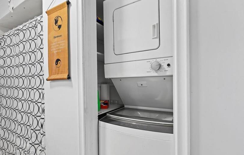 Upper-304 First Avenue, Welland, ON - Indoor Photo Showing Laundry Room