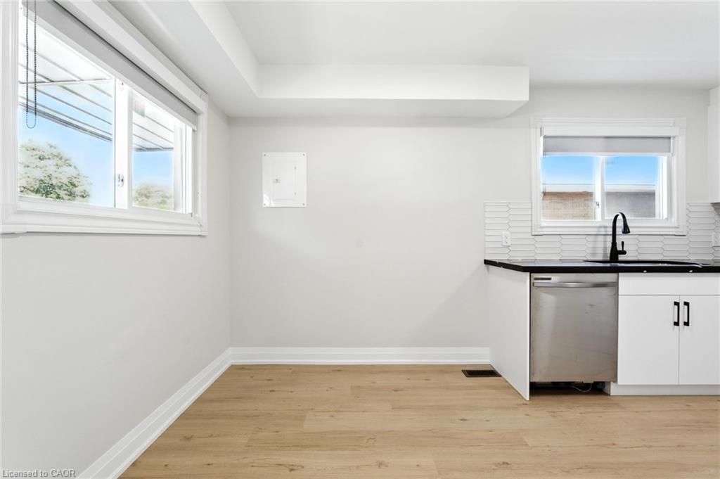 A-929 Upper Ottawa Street, Hamilton, ON - Indoor Photo Showing Kitchen
