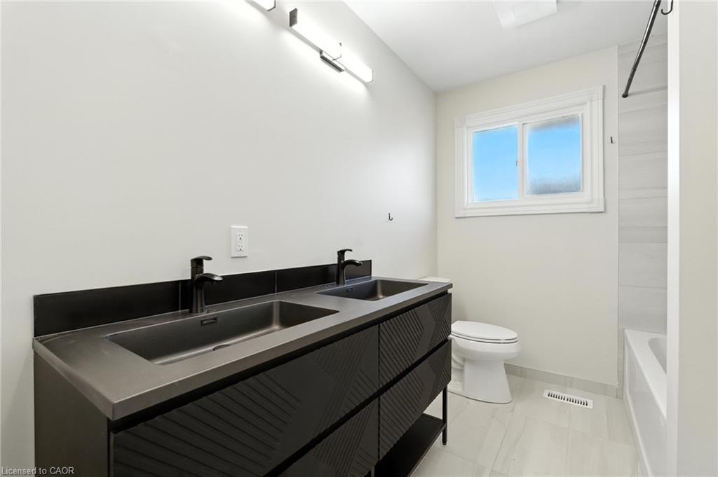 A-929 Upper Ottawa Street, Hamilton, ON - Indoor Photo Showing Bathroom