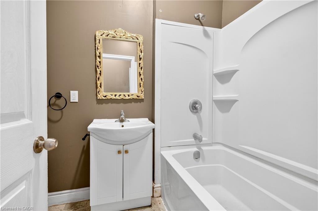 4-81 Water Street S, Cambridge, ON - Indoor Photo Showing Bathroom