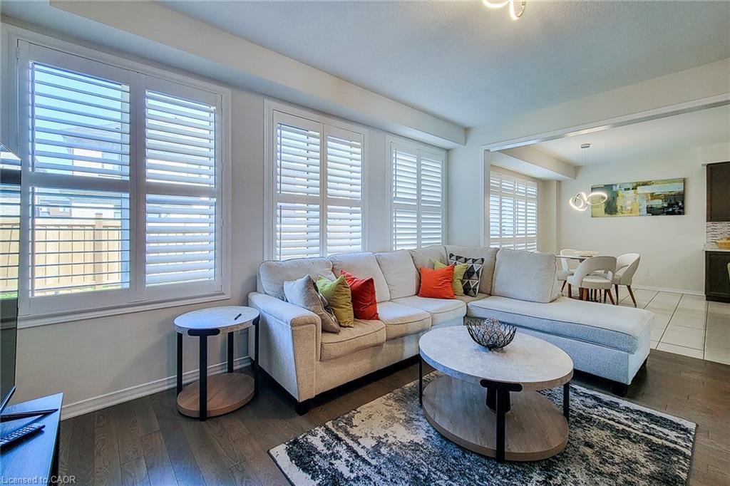 26 Whithorn Crescent, Caledonia, ON - Indoor Photo Showing Living Room