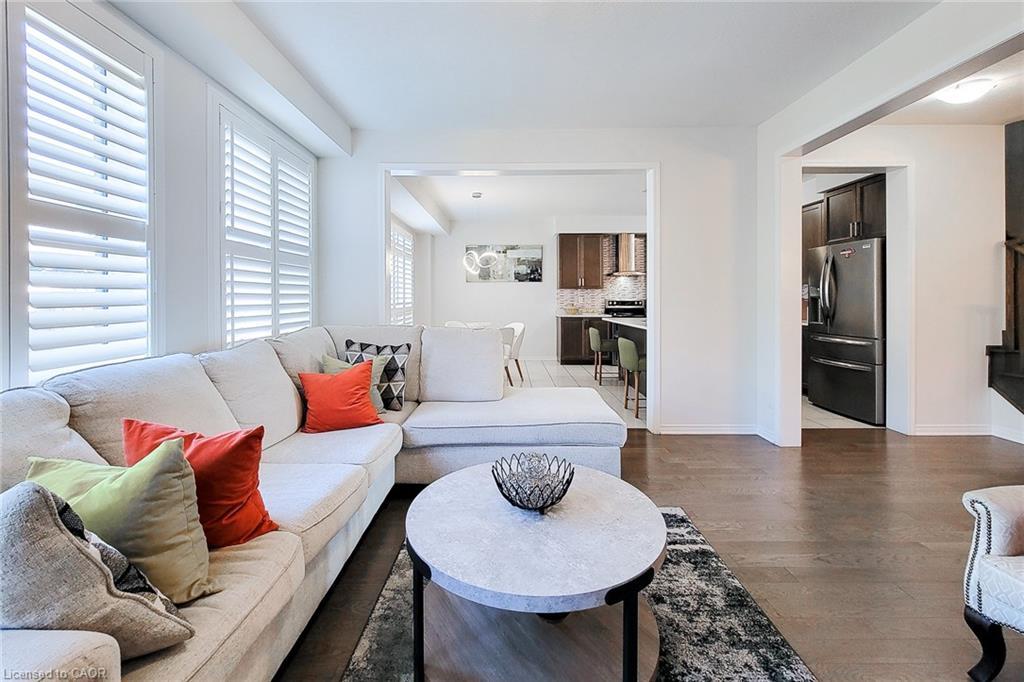 26 Whithorn Crescent, Caledonia, ON - Indoor Photo Showing Living Room