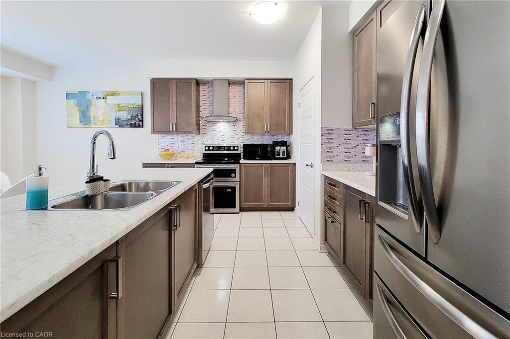 26 Whithorn Crescent, Caledonia, ON - Indoor Photo Showing Kitchen With Double Sink With Upgraded Kitchen