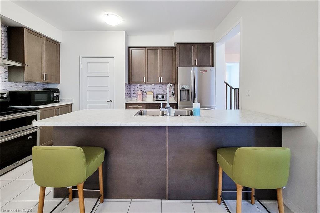 26 Whithorn Crescent, Caledonia, ON - Indoor Photo Showing Kitchen With Upgraded Kitchen
