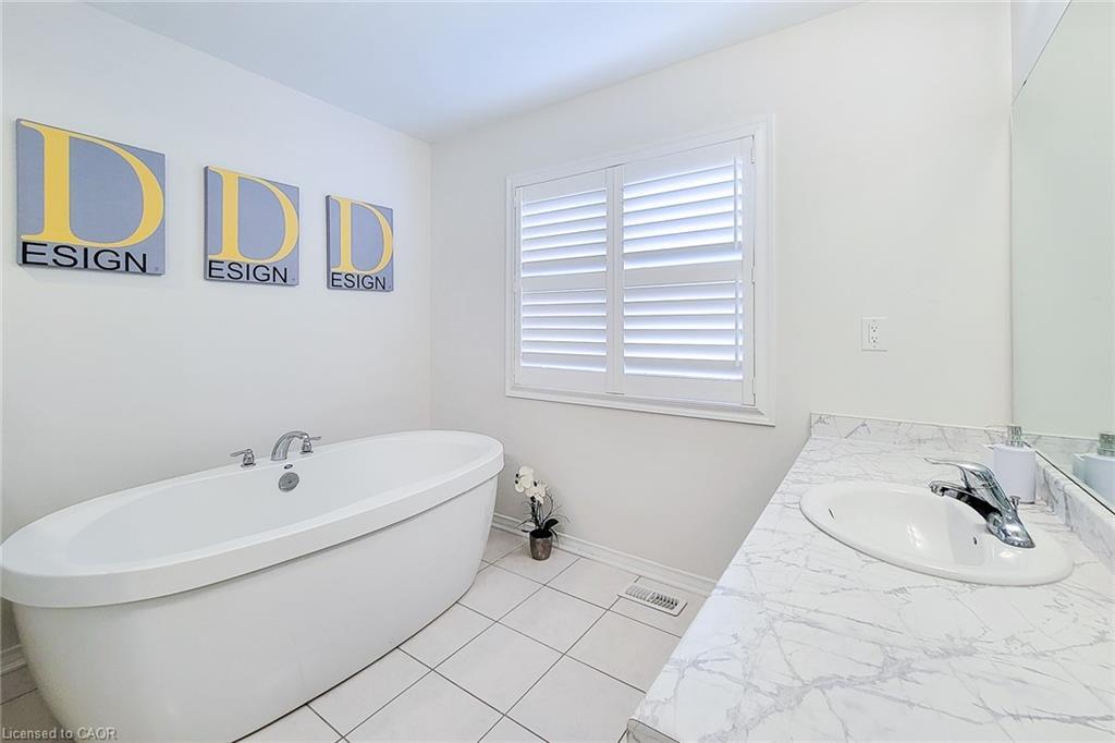 26 Whithorn Crescent, Caledonia, ON - Indoor Photo Showing Bathroom