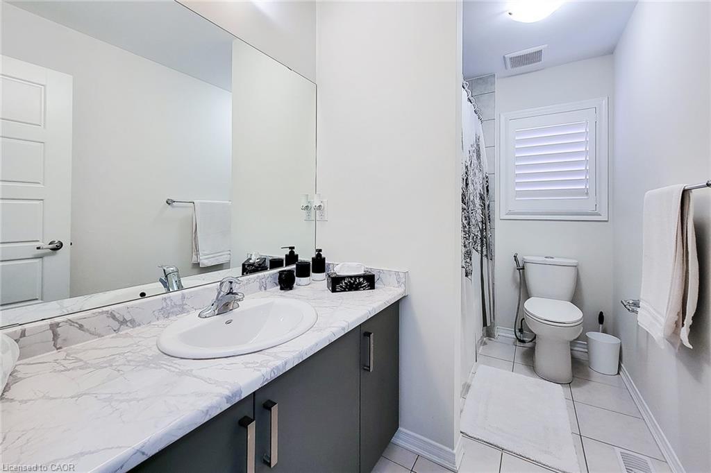 26 Whithorn Crescent, Caledonia, ON - Indoor Photo Showing Bathroom