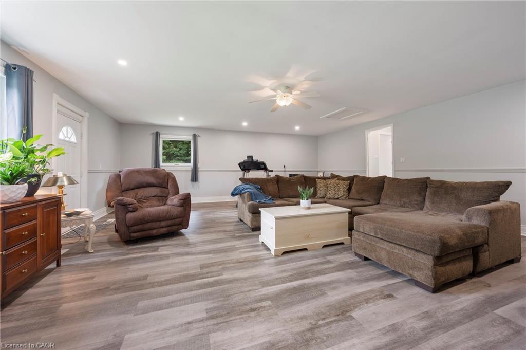 275 West Quarter Line, Forestville, ON - Indoor Photo Showing Living Room