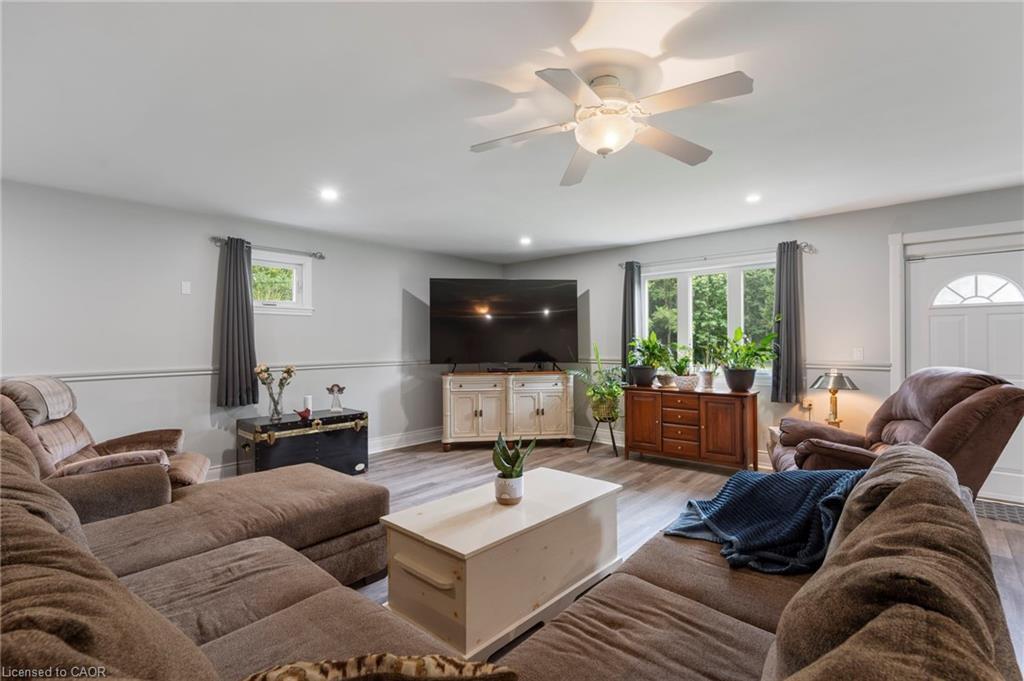 275 West Quarter Line, Forestville, ON - Indoor Photo Showing Living Room
