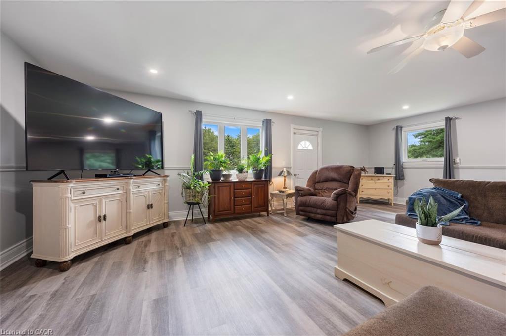 275 West Quarter Line, Forestville, ON - Indoor Photo Showing Living Room