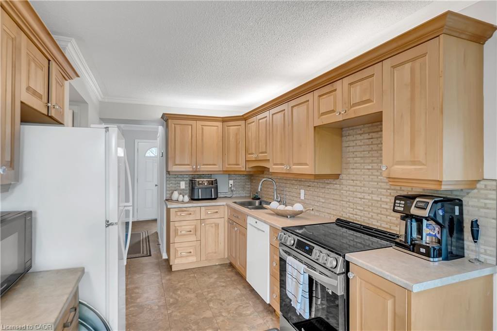 101-121 University Avenue E, Waterloo, ON - Indoor Photo Showing Kitchen