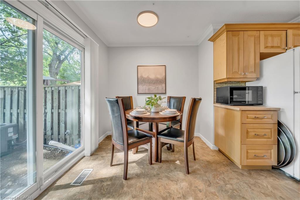 101-121 University Avenue E, Waterloo, ON - Indoor Photo Showing Dining Room