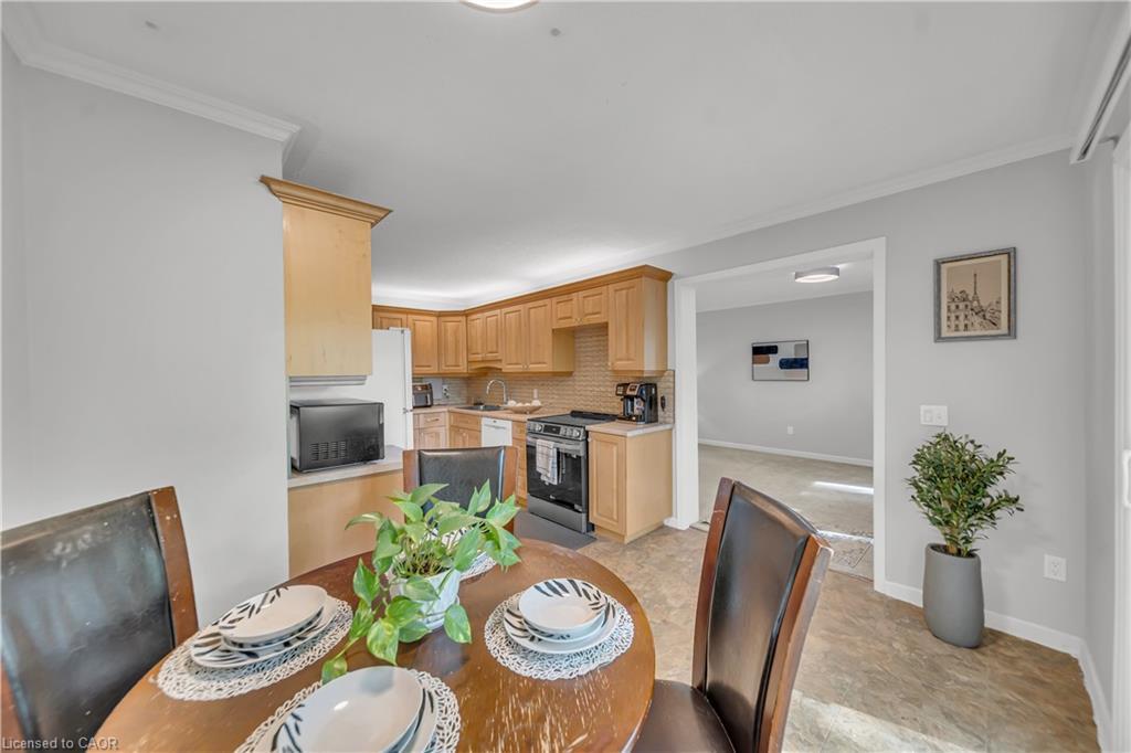 101-121 University Avenue E, Waterloo, ON - Indoor Photo Showing Dining Room