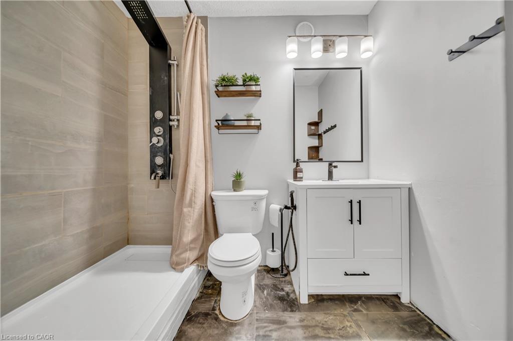 101-121 University Avenue E, Waterloo, ON - Indoor Photo Showing Bathroom
