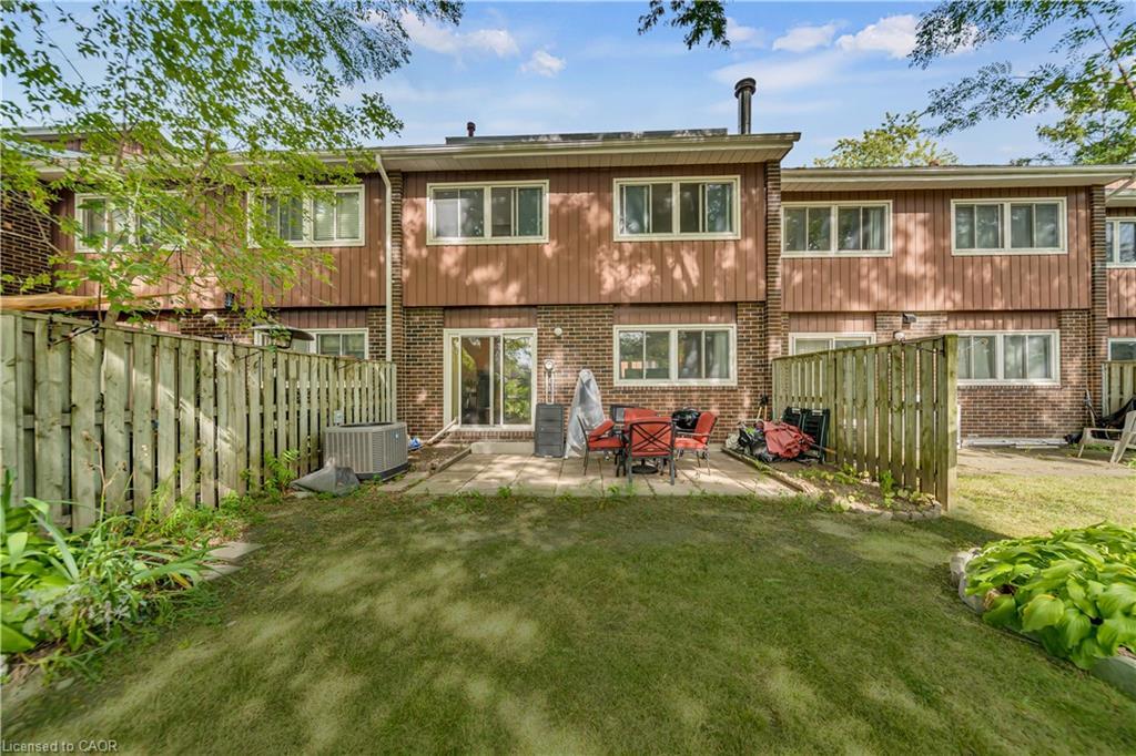 101-121 University Avenue E, Waterloo, ON - Outdoor