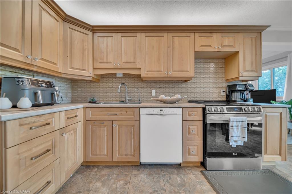 101-121 University Avenue E, Waterloo, ON - Indoor Photo Showing Kitchen