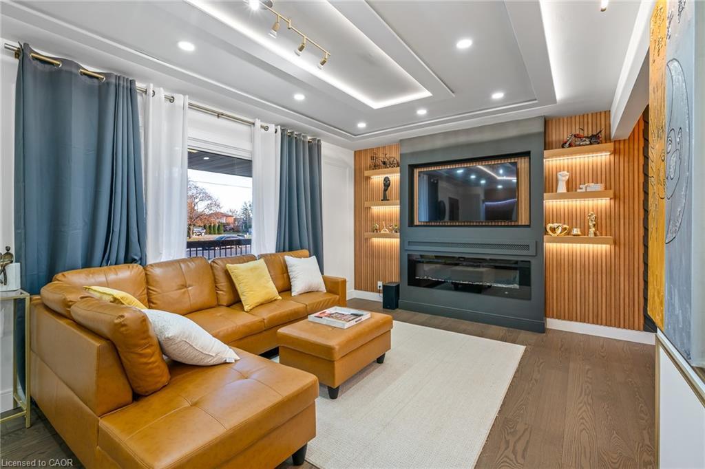 15 Andres Street, Virgil, ON - Indoor Photo Showing Living Room With Fireplace