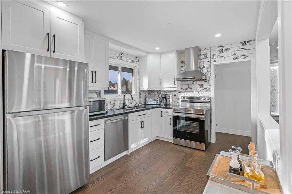 15 Andres Street, Virgil, ON - Indoor Photo Showing Kitchen With Upgraded Kitchen
