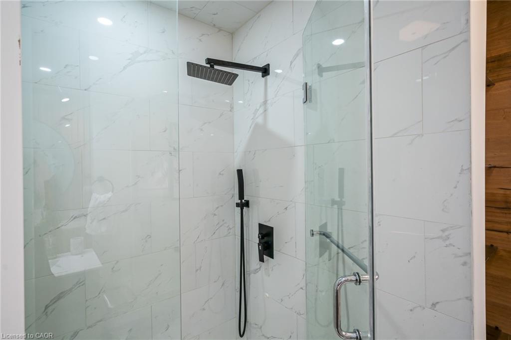 15 Andres Street, Virgil, ON - Indoor Photo Showing Bathroom