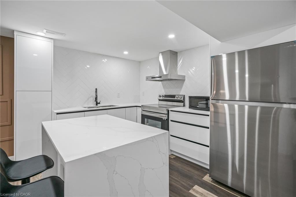 15 Andres Street, Virgil, ON - Indoor Photo Showing Kitchen With Upgraded Kitchen