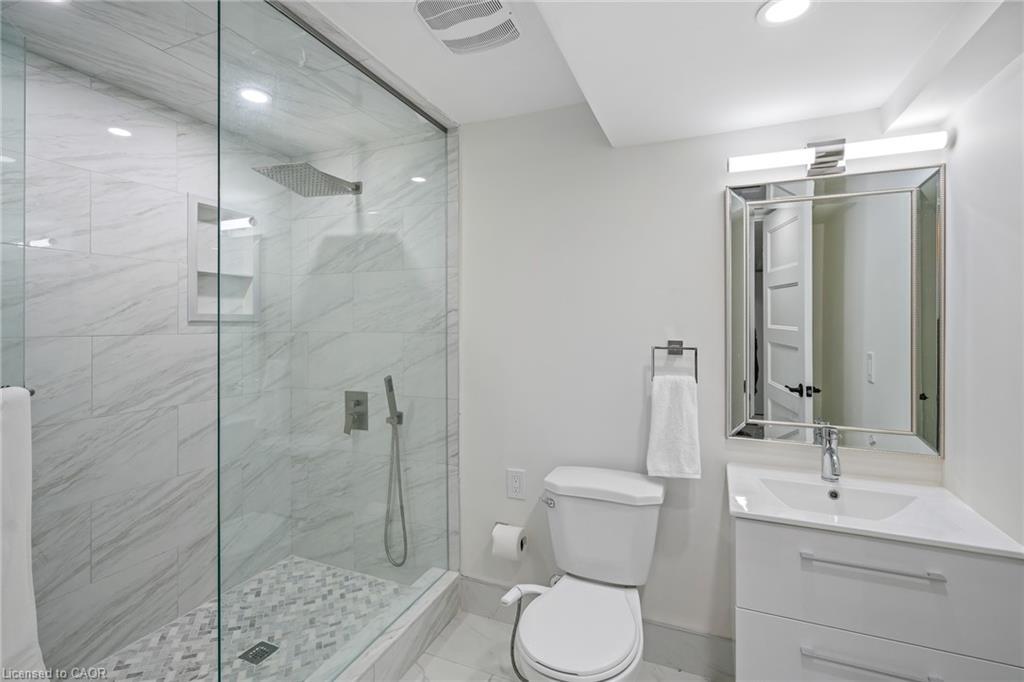 15 Andres Street, Virgil, ON - Indoor Photo Showing Bathroom