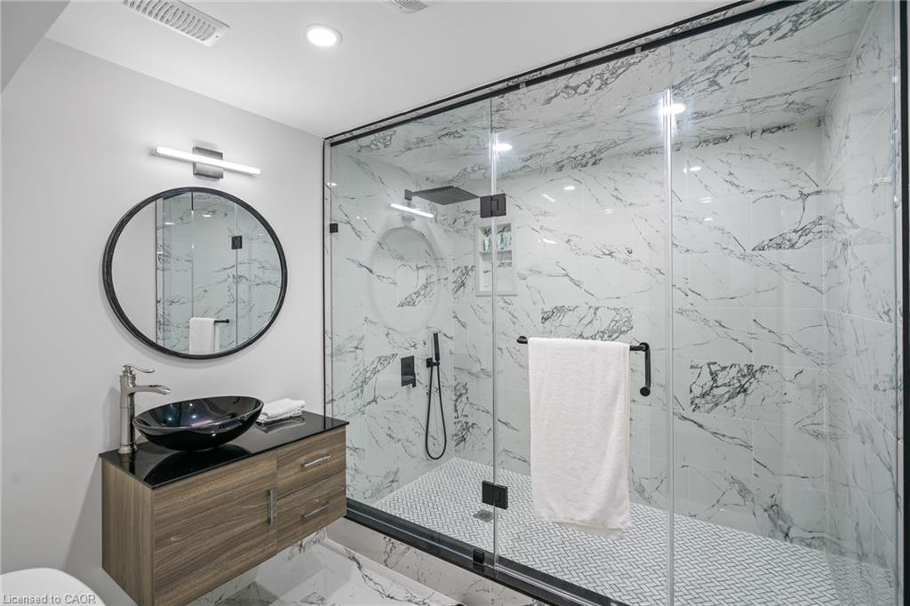 15 Andres Street, Virgil, ON - Indoor Photo Showing Bathroom