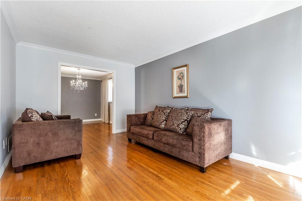 15 Gilcrest Street, Hamilton, ON - Indoor Photo Showing Living Room