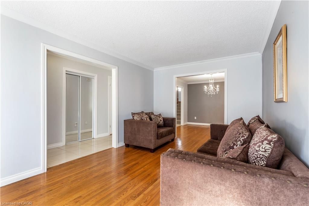 15 Gilcrest Street, Hamilton, ON - Indoor Photo Showing Living Room