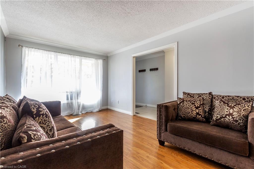 15 Gilcrest Street, Hamilton, ON - Indoor Photo Showing Living Room