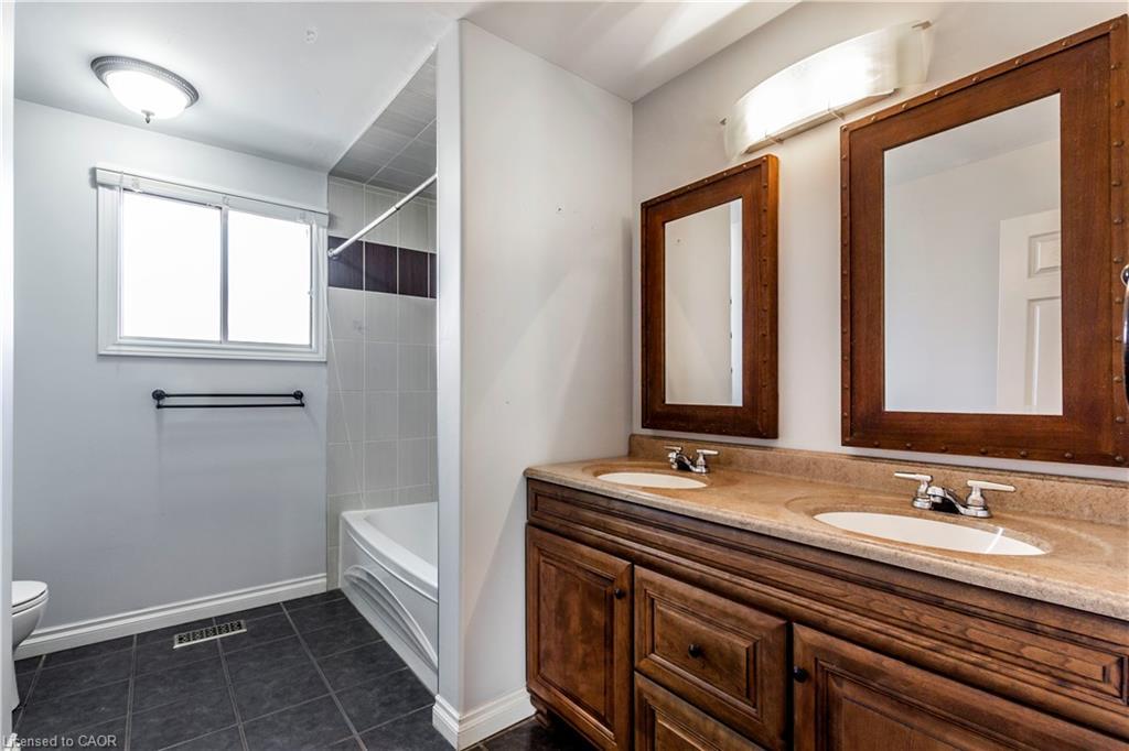 15 Gilcrest Street, Hamilton, ON - Indoor Photo Showing Bathroom