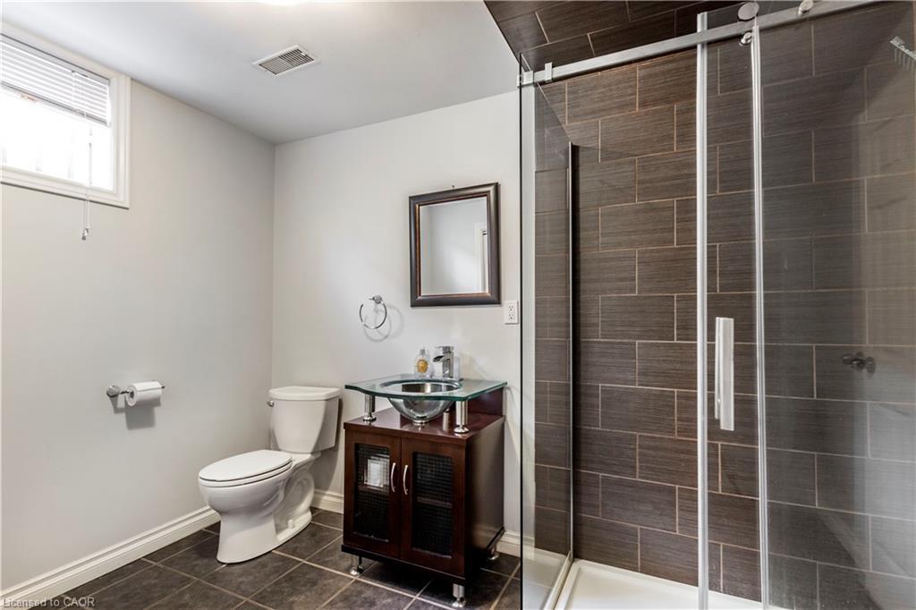 15 Gilcrest Street, Hamilton, ON - Indoor Photo Showing Bathroom