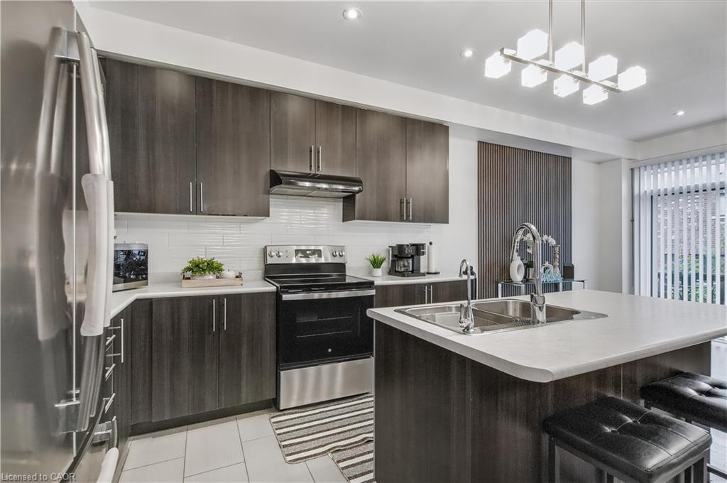 46 Kelso Drive, Caledonia, ON - Indoor Photo Showing Kitchen With Double Sink With Upgraded Kitchen