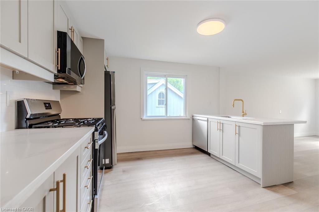 92 Pearl Street S, Hamilton, ON - Indoor Photo Showing Kitchen