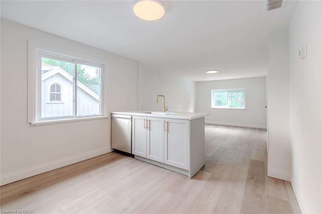 92 Pearl Street S, Hamilton, ON - Indoor Photo Showing Other Room