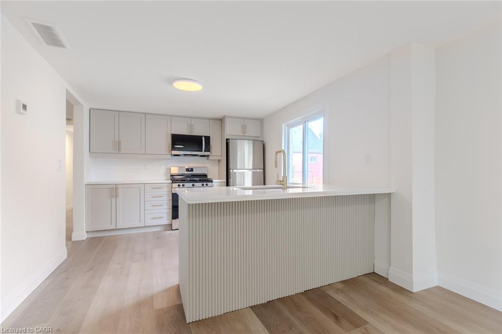 92 Pearl Street S, Hamilton, ON - Indoor Photo Showing Kitchen