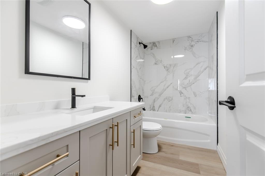 92 Pearl Street S, Hamilton, ON - Indoor Photo Showing Bathroom