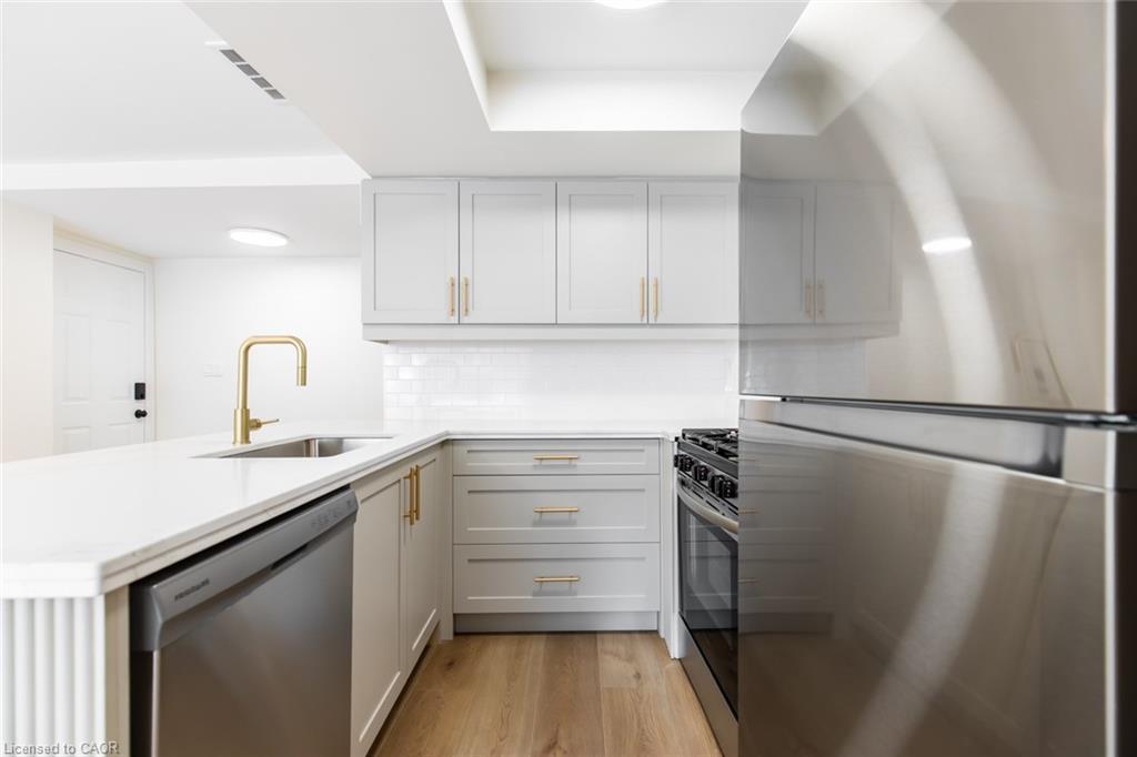 92 Pearl Street S, Hamilton, ON - Indoor Photo Showing Kitchen With Stainless Steel Kitchen With Upgraded Kitchen