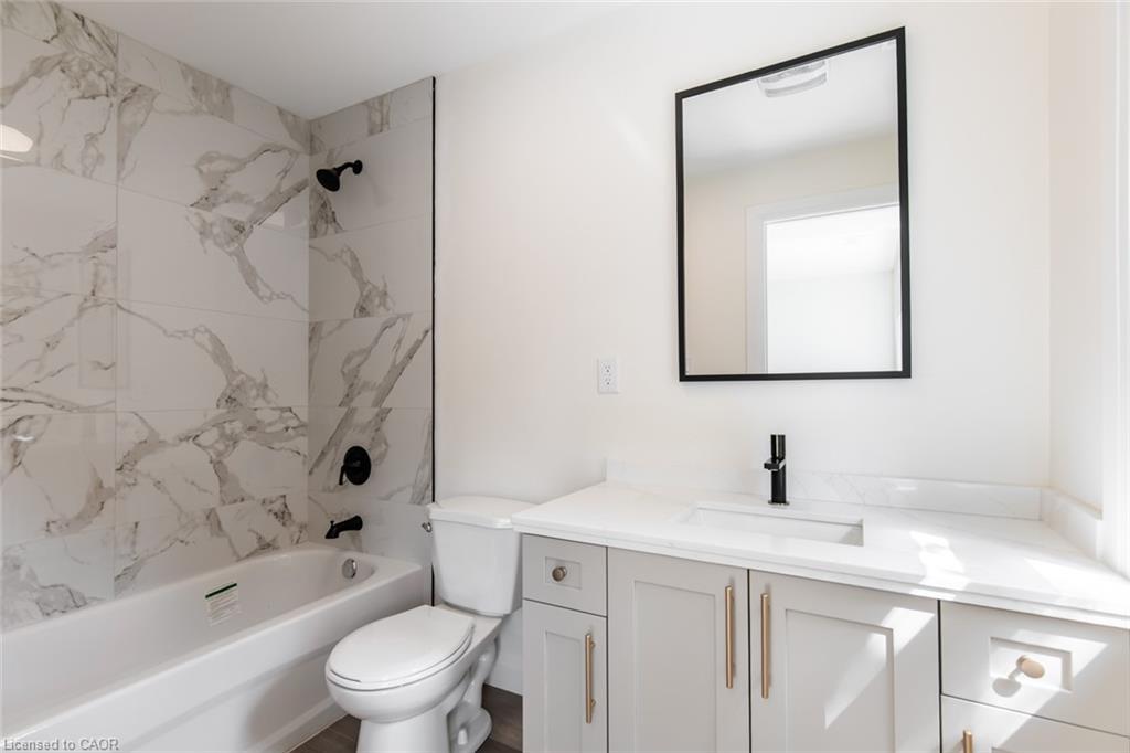 92 Pearl Street S, Hamilton, ON - Indoor Photo Showing Bathroom