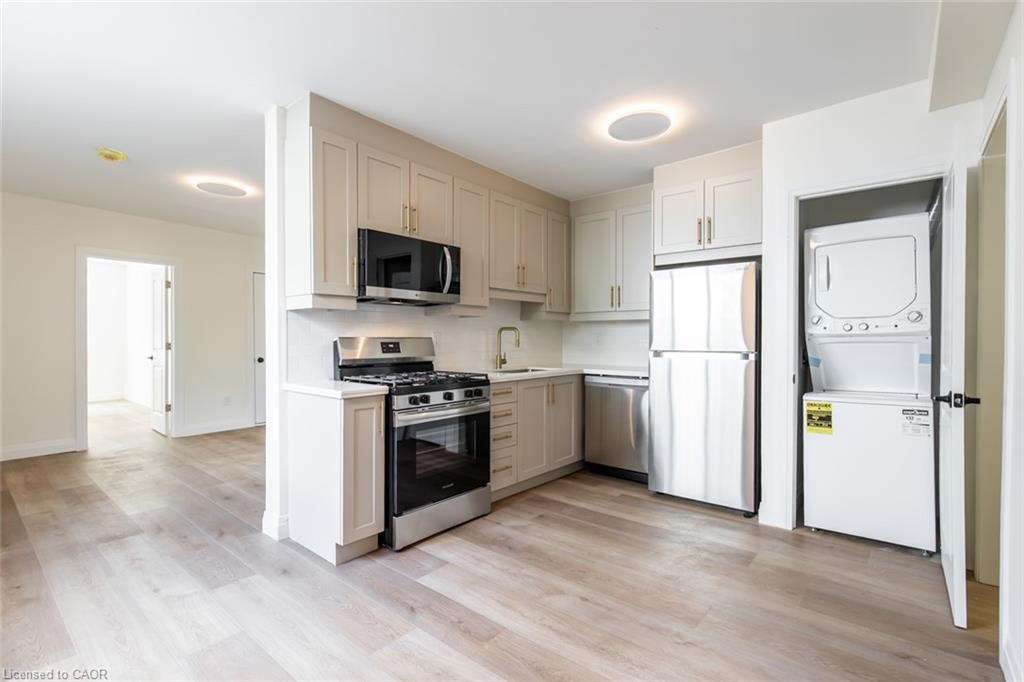 92 Pearl Street S, Hamilton, ON - Indoor Photo Showing Kitchen