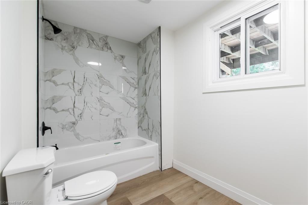 92 Pearl Street S, Hamilton, ON - Indoor Photo Showing Bathroom