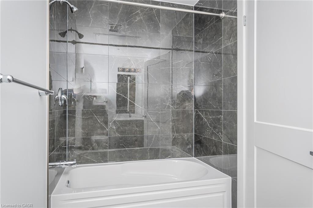 616-312 Erb Street W, Waterloo, ON - Indoor Photo Showing Bathroom