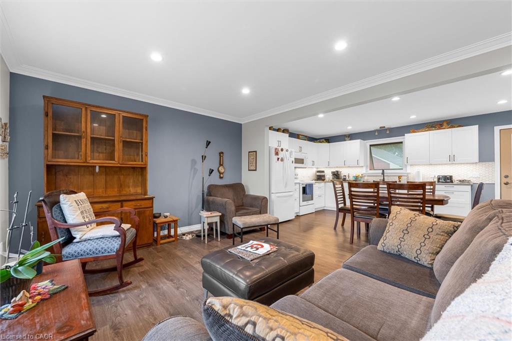 5073 Charles Street, Beamsville, ON - Indoor Photo Showing Living Room