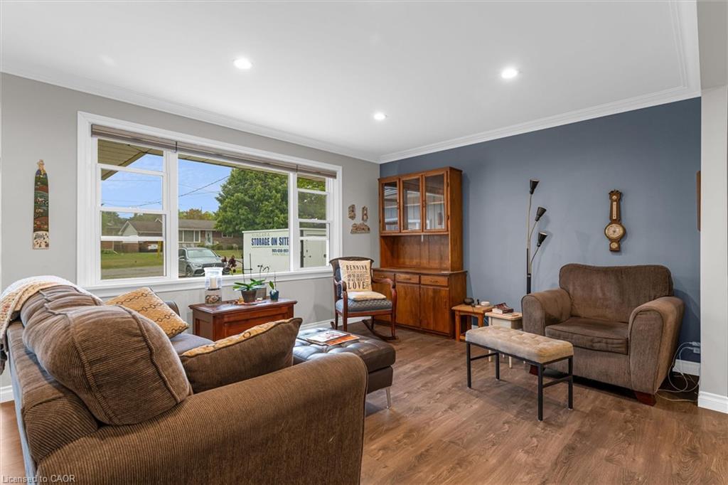 5073 Charles Street, Beamsville, ON - Indoor Photo Showing Living Room