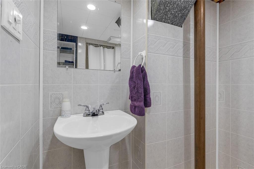 5073 Charles Street, Beamsville, ON - Indoor Photo Showing Bathroom